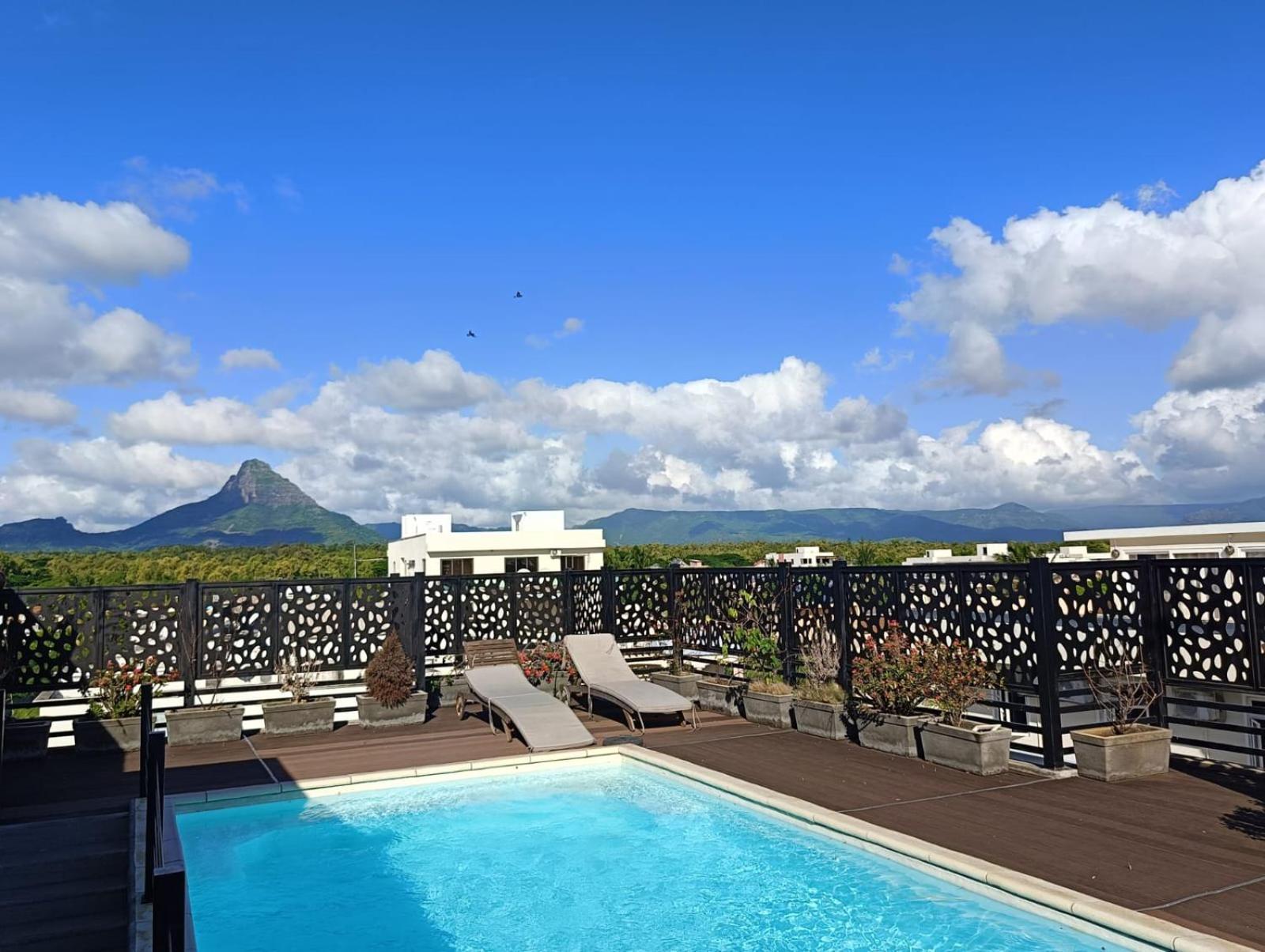 Newly Renovated Studio Apartment With Rooftop Pool, Few Steps To The Beach Flic en Flac Exterior foto