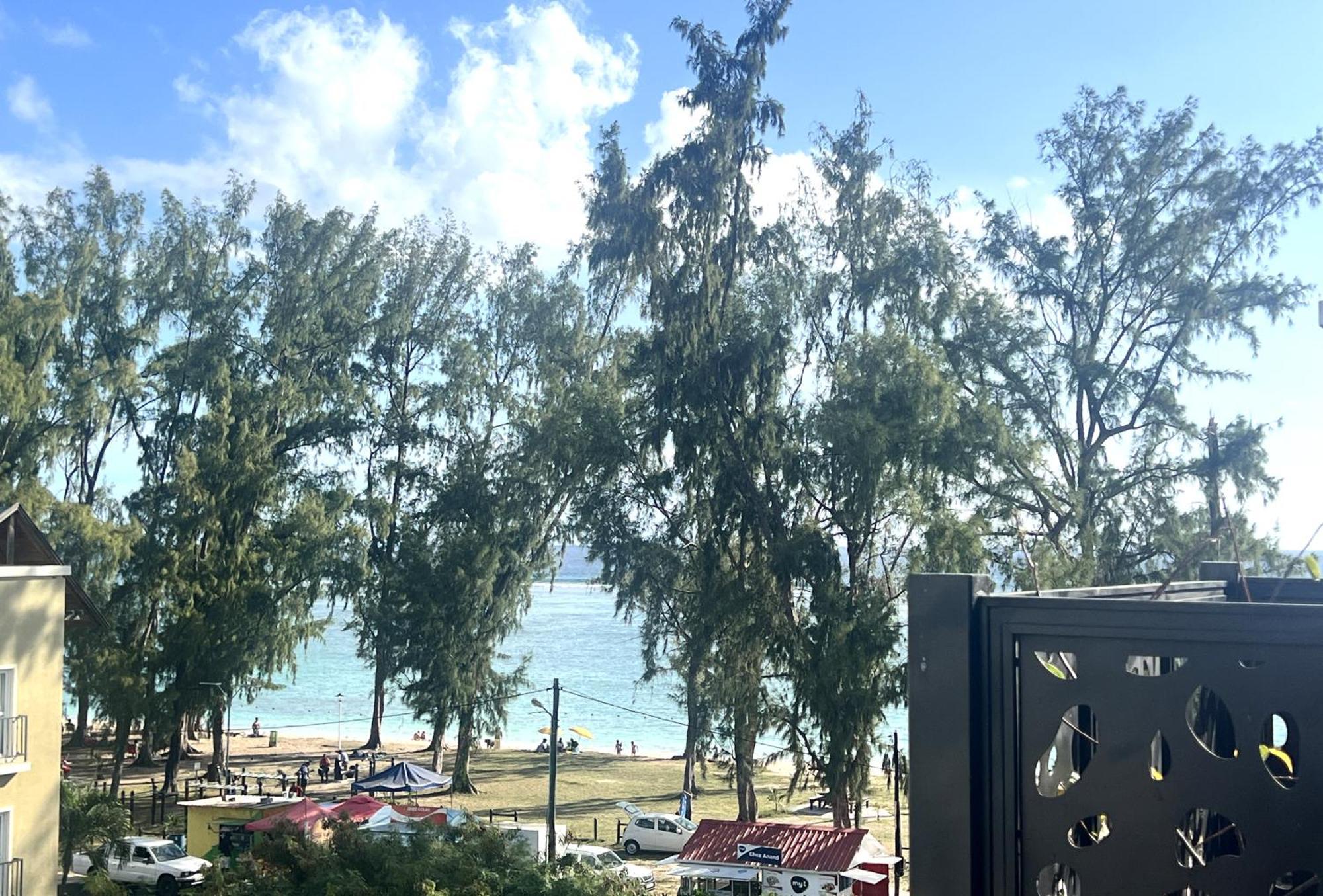 Newly Renovated Studio Apartment With Rooftop Pool, Few Steps To The Beach Flic en Flac Exterior foto